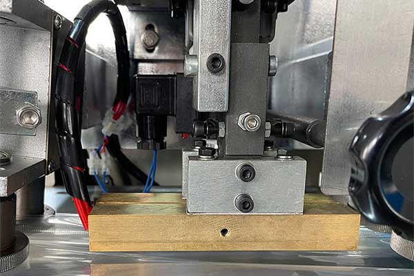 三伺服枕式向日葵视频色版下载与物料接触部位采用30不锈钢制